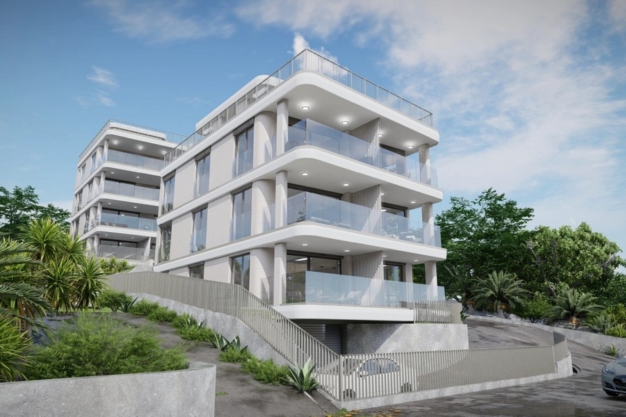 Architektonicky moderní budova s ​​čistými liniemi a výhledem na moře