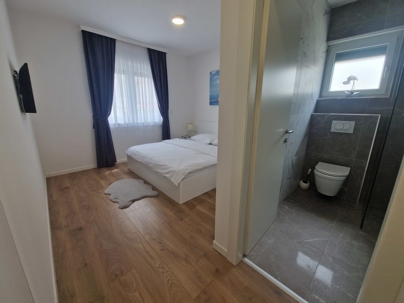 Ložnice s moderní koupelnou