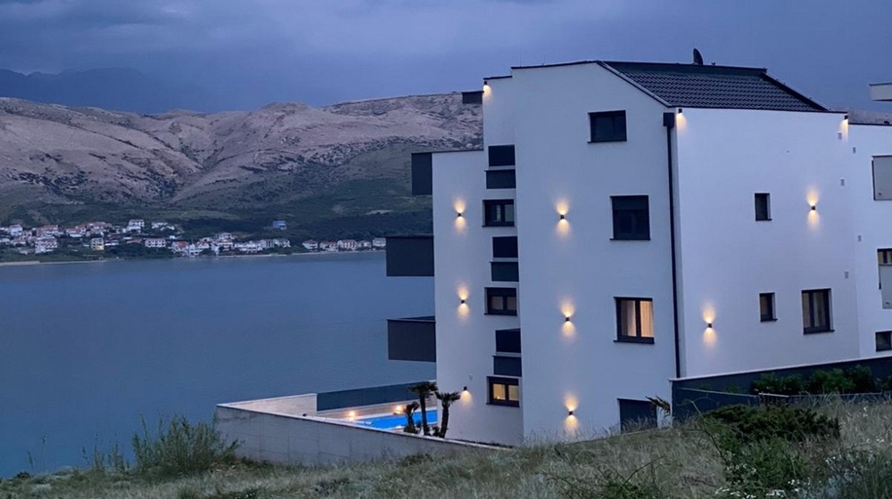 Přímořský apartmán v moderní budově.