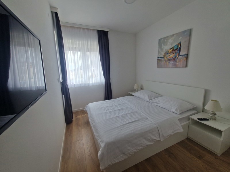 Ložnice s manželskou postelí a moderním nábytkem