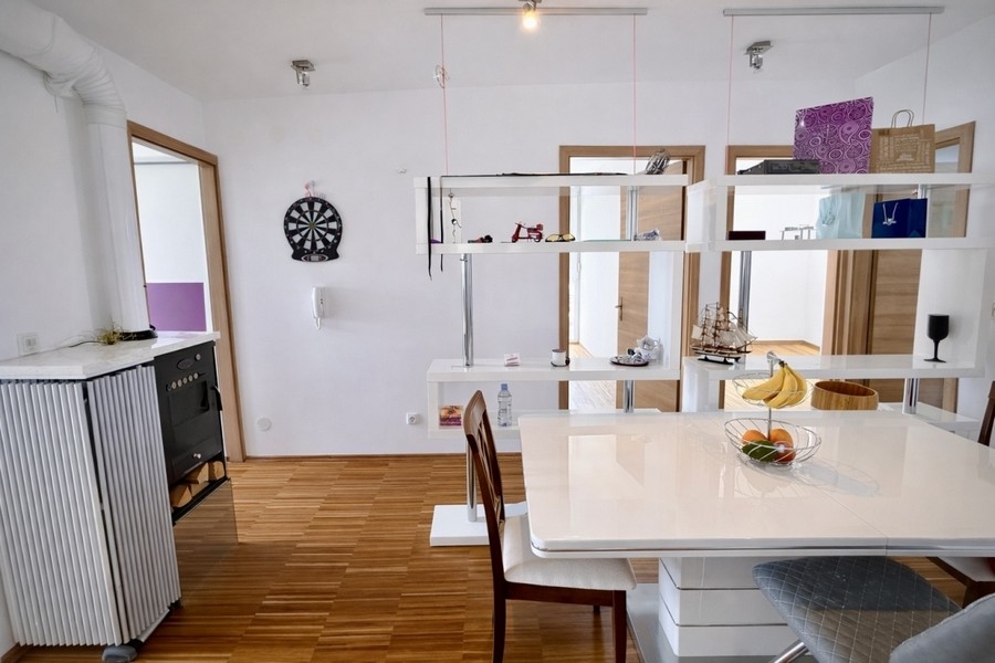 Otevřený obývací a jídelní prostor bytu ve Splitu