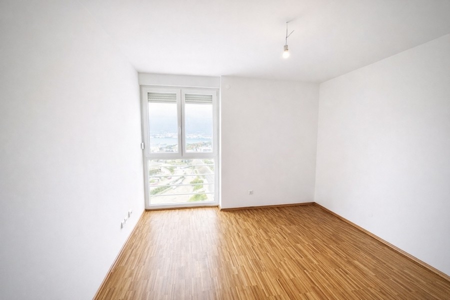 Světlý pokoj s výhledem na moře a město