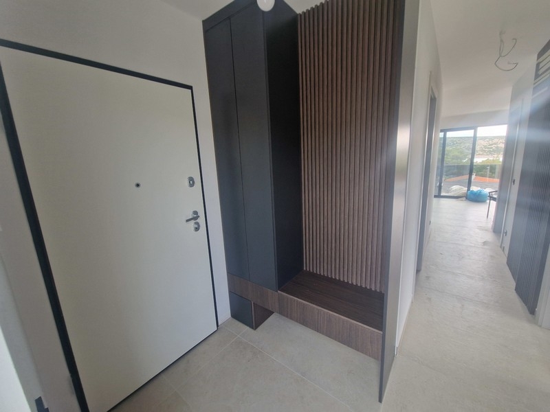 Předsíň s dřevěnými lamelami a moderním designem