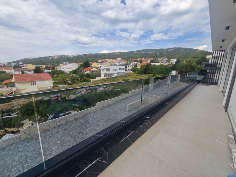 Prostorná terasa s výhledem do okolí