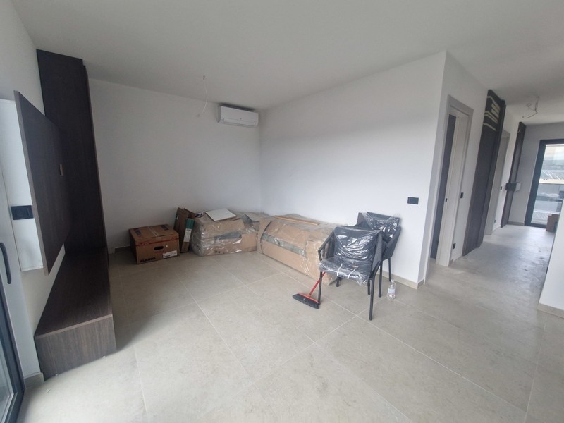 Světlý obývací pokoj s moderním nábytkem