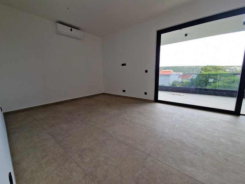 Klimatizovaný obývací pokoj a výhled na prosklenou terasu.