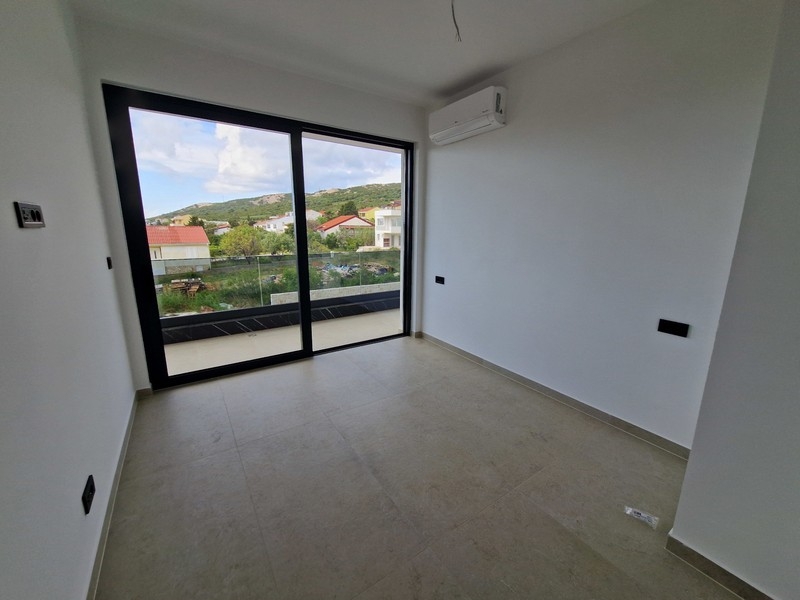 Ložnice s balkonem a klimatizací
