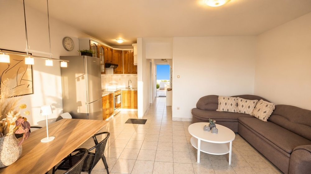 Obývací pokoj s kuchyní a vstupem na balkon