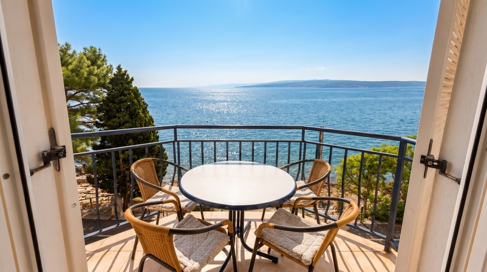Balkon s přímým výhledem na moře v Chorvatsku