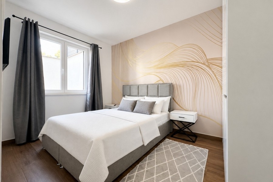 Moderní ložnice se stylovým designem stěn a TV