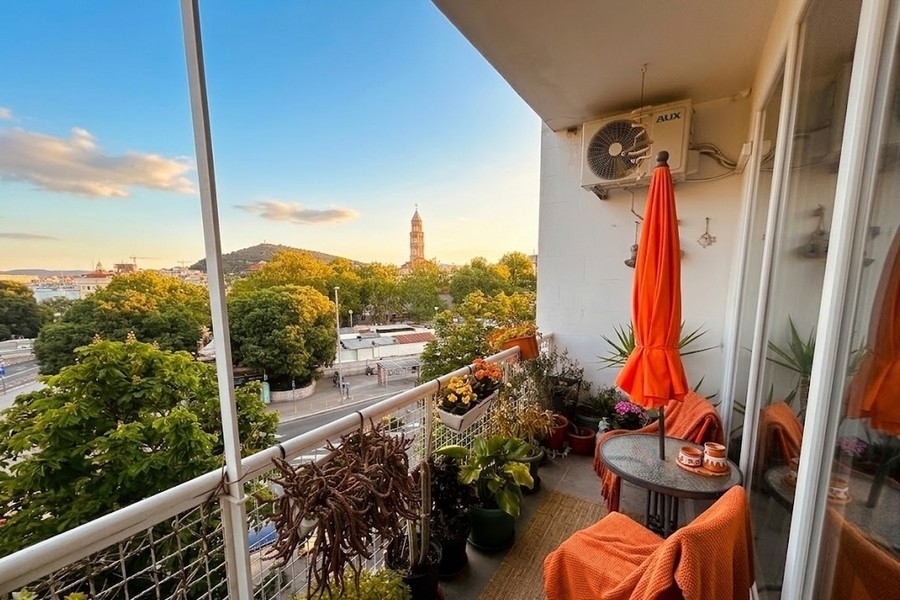 Balkon s výhledem na moře ve Splitu poblíž pobřeží a starého města