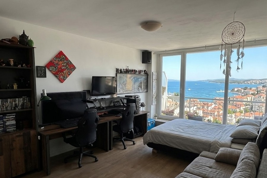 Ložnice s panoramatickým výhledem na moře a pobřeží