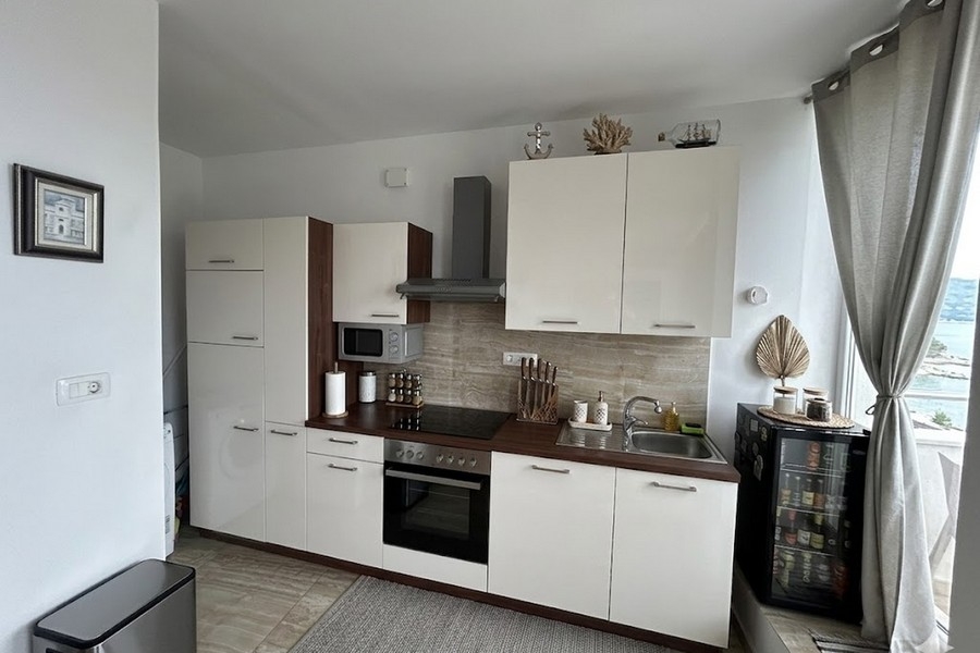 Moderní kuchyně s výhledem na moře v apartmánu