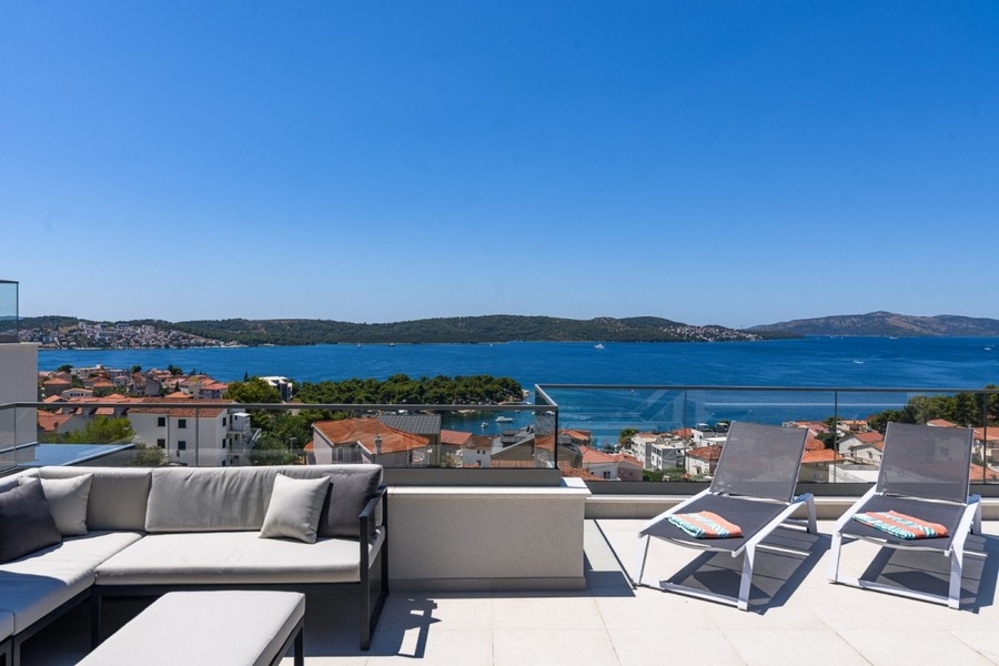 Sluneční terasa s panoramatickým výhledem na moře