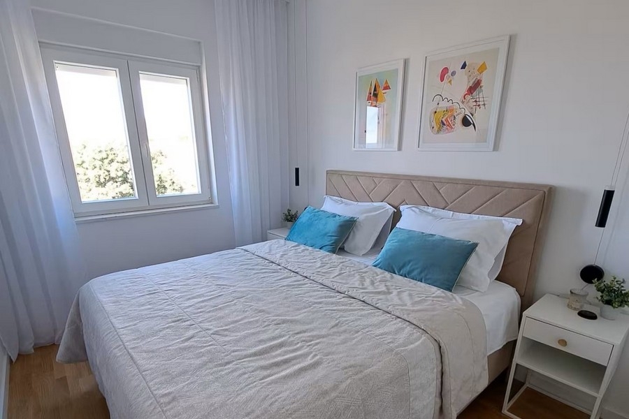 Moderně zařízená ložnice s přirozeným světlem
