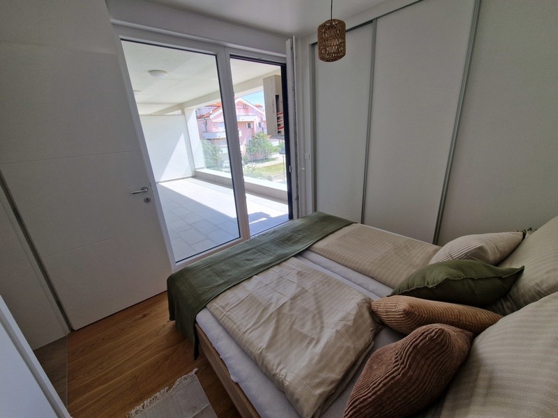 Moderní ložnice se vstupem na terasu