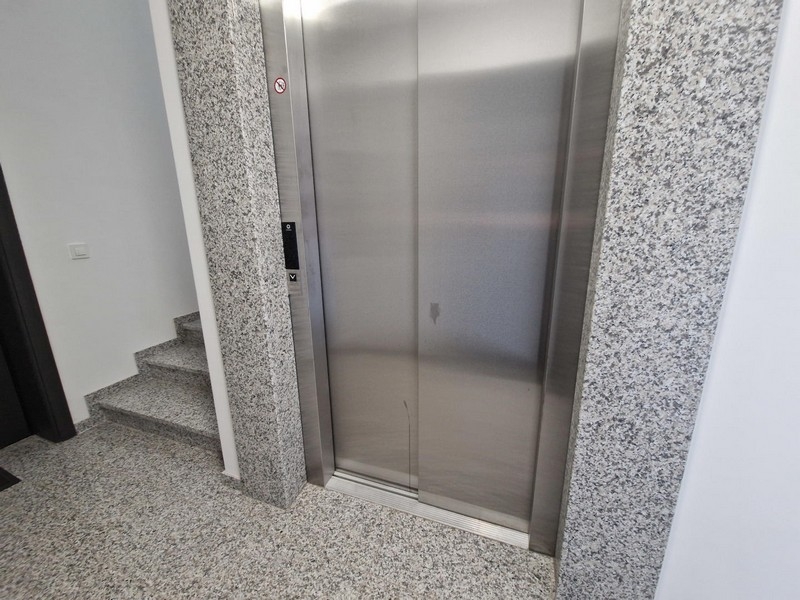 Výtah na schodišti obytného domu