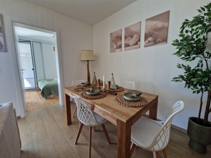 Jídelna v moderním apartmánu v Chorvatsku