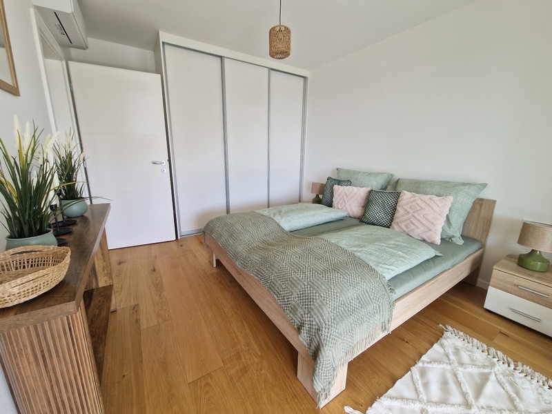 Ložnice s vestavěnou skříní a vstupem na balkon