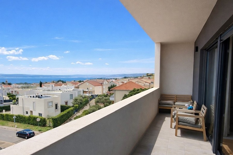Terasa s výhledem na moře v moderním apartmánu