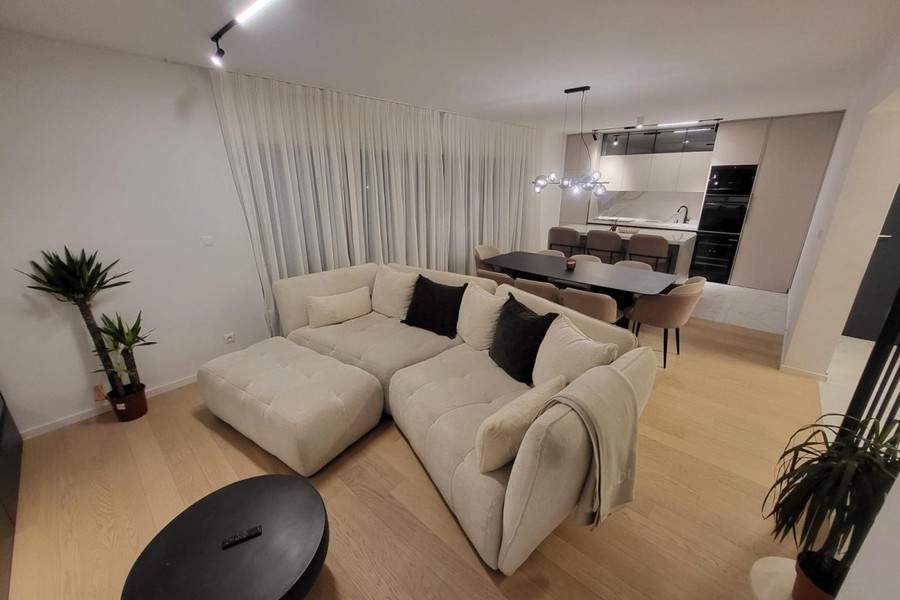 Světlý obývací pokoj s moderní kuchyní