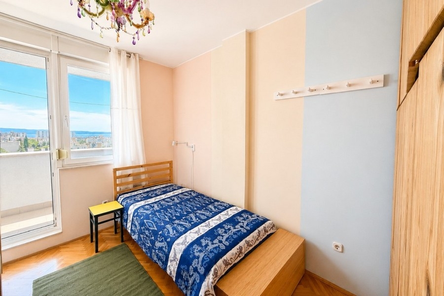 Ložnice se vstupem na balkon a výhledem na moře