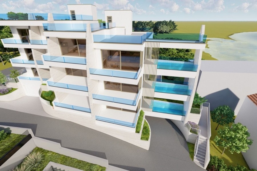 Boční pohled na apartmánový dům s balkony u moře