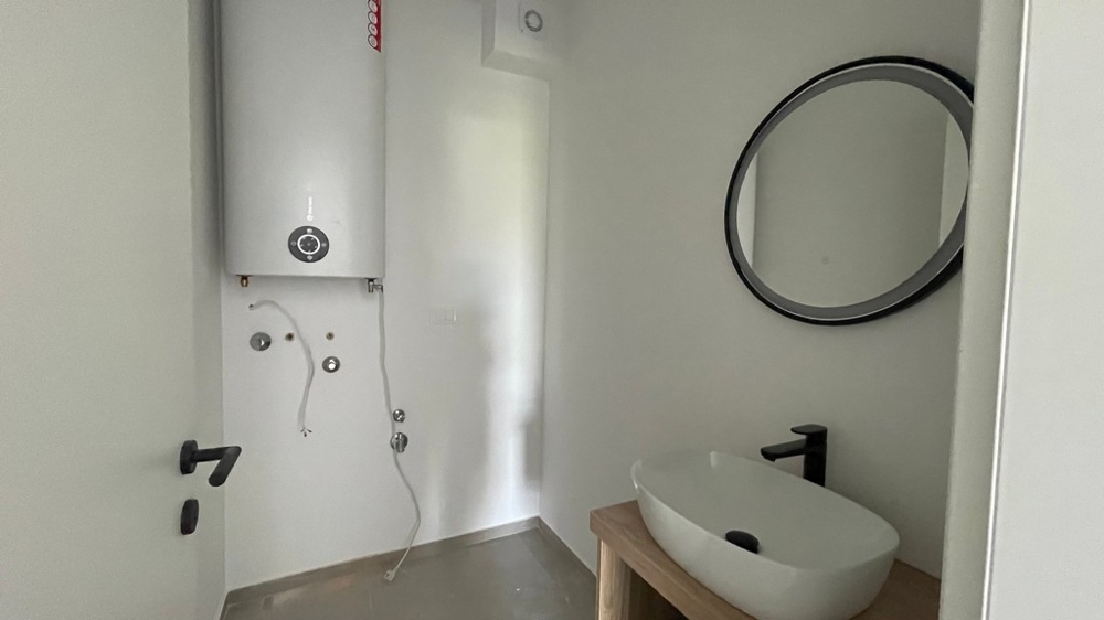Moderní koupelna se sprchovým koutem a umyvadlem