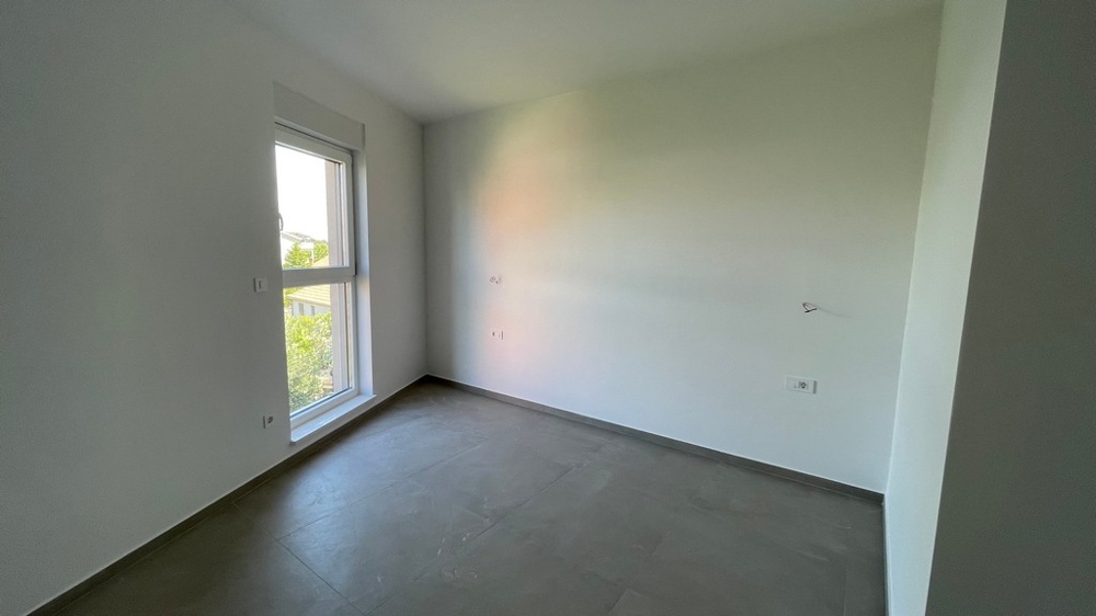 Světlá ložnice s oknem