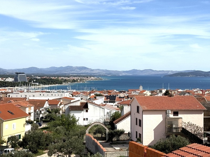 Panoramatický výhled na moře a přístav Vodice