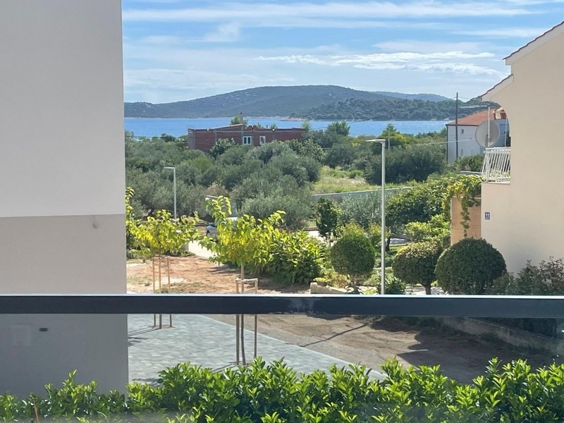 Výhled na moře přes Vodice s olivovníky