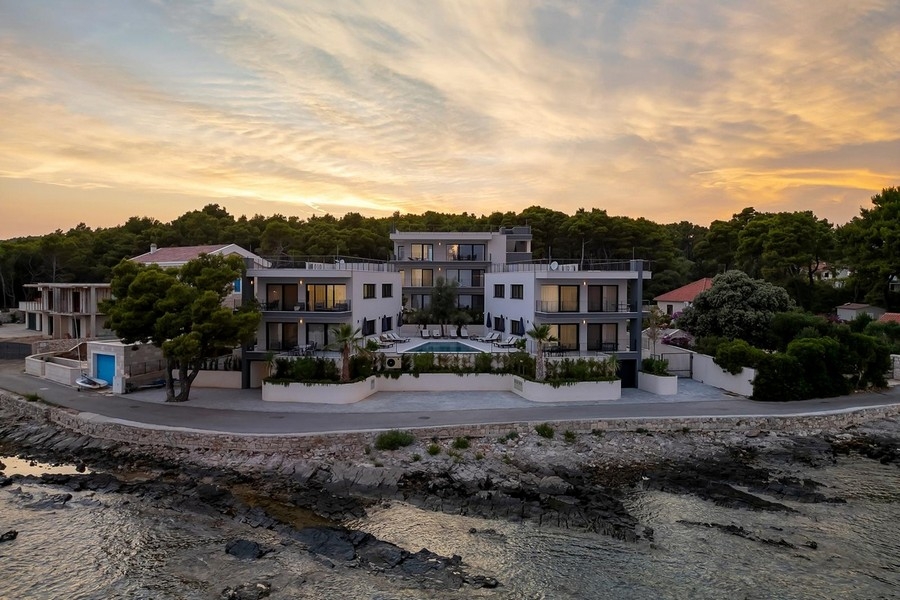 Západ slunce u moře na ostrově Hvar