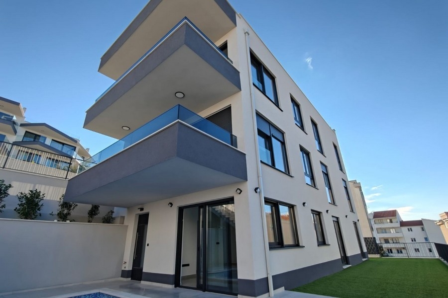 Moderní obytná budova s ​​balkony