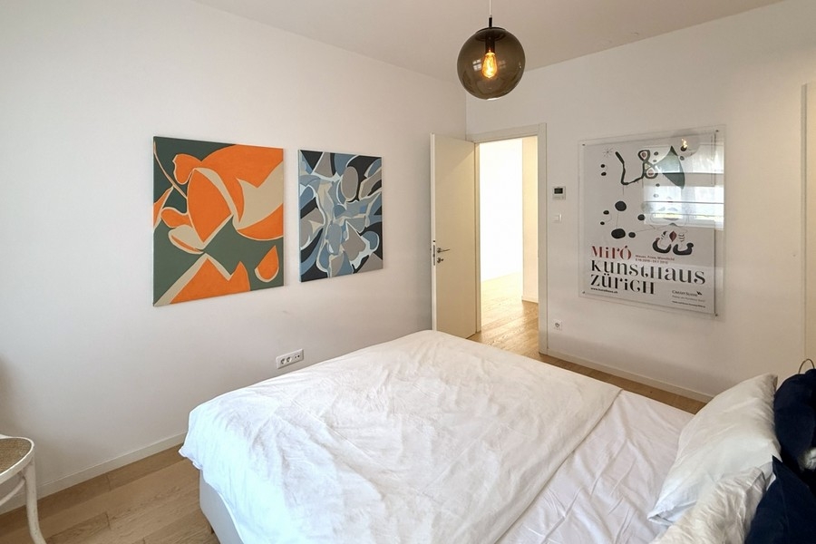 Ložnice s moderním designem stěn