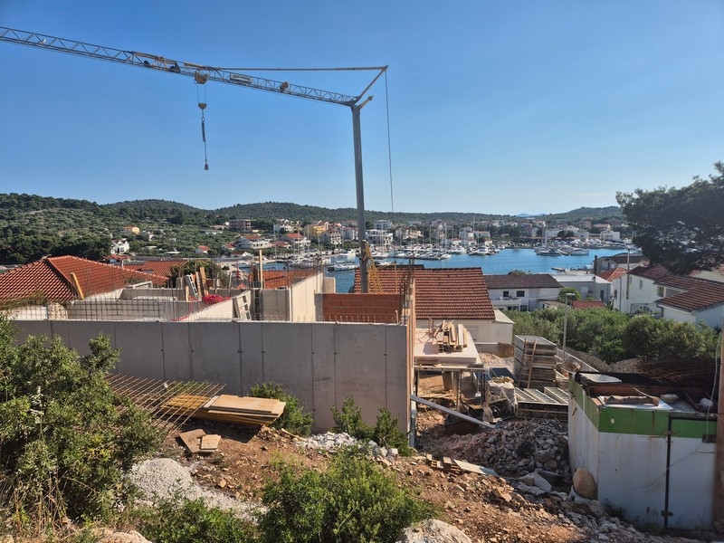 Panoramatický výhled na moře a město v Chorvatsku Jezera