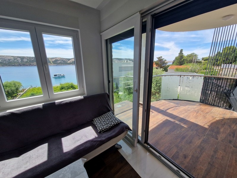 Obývací pokoj s výhledem na moře a vstupem na balkon