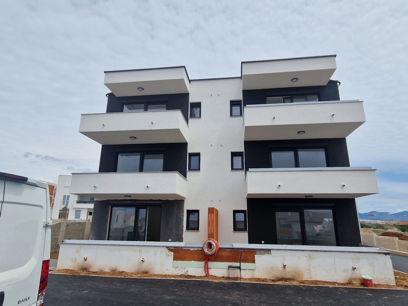 Světlá obytná a kuchyňská část bytu