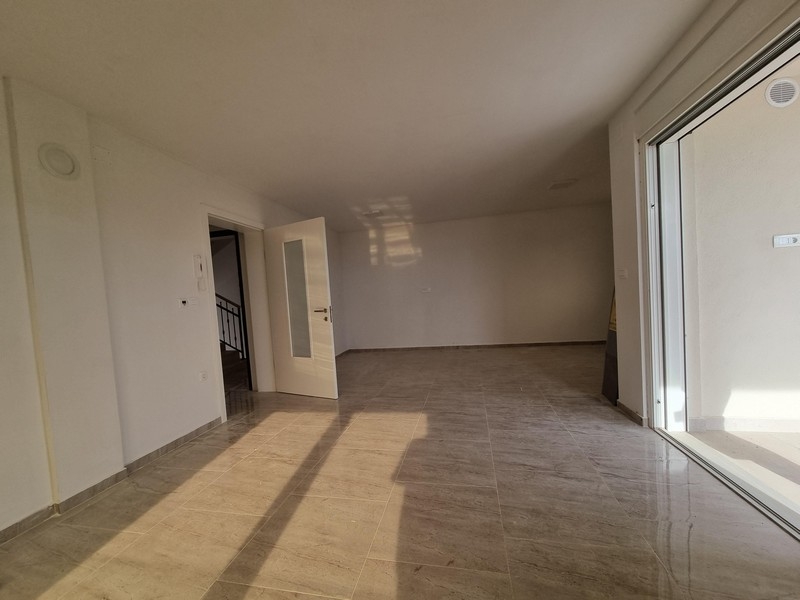 Obývací pokoj nového bytu s balkonem v Njivicích