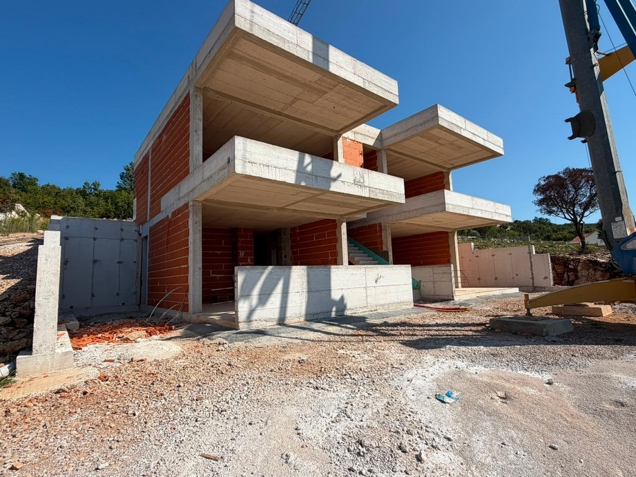 Hrubá stavba apartmánového domu se stavebním jeřábem