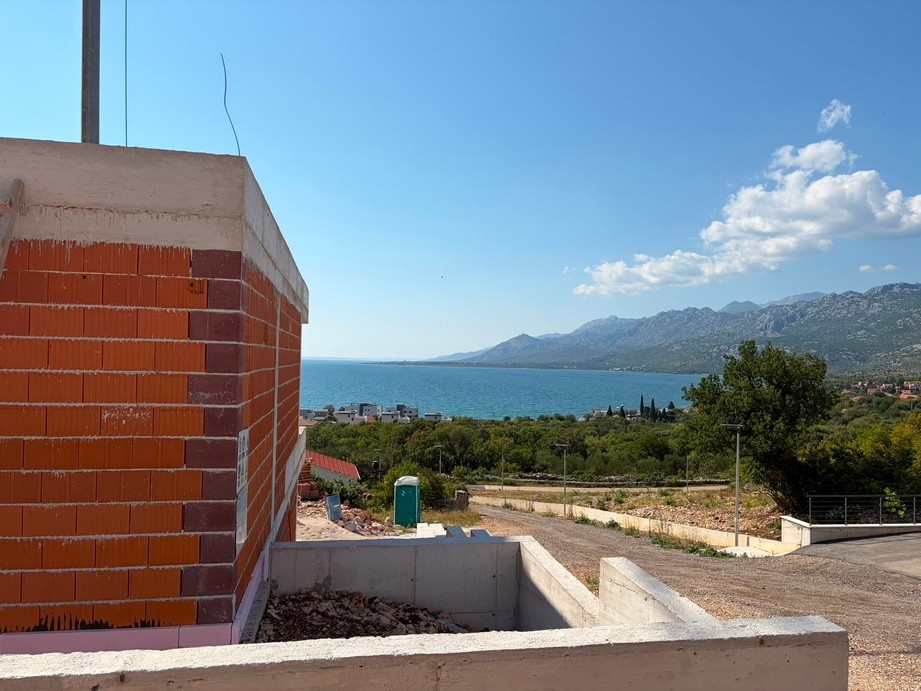 Výhled přes Jadran na pohoří Velebit