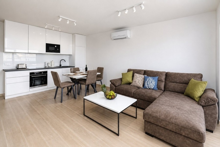 Otevřený obývací a kuchyňský kout s moderní kuchyní