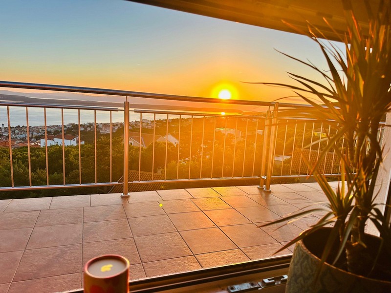 Balkon s výhledem na moře ve večerních hodinách