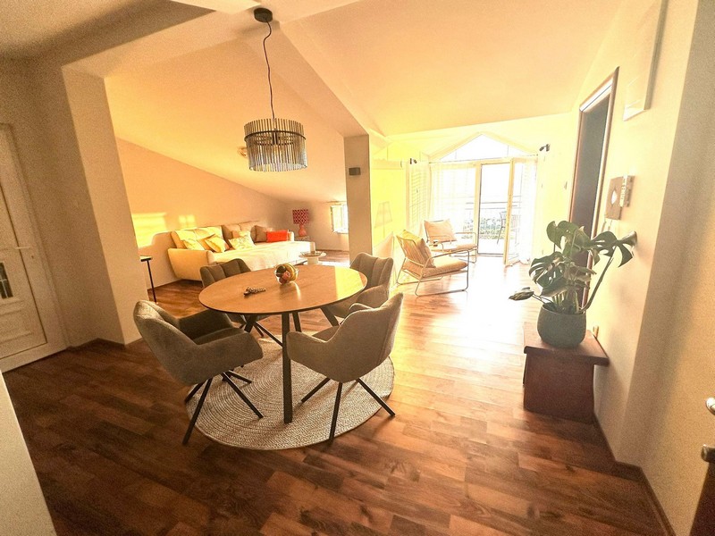 Otevřený obývací prostor se vstupem na balkon
