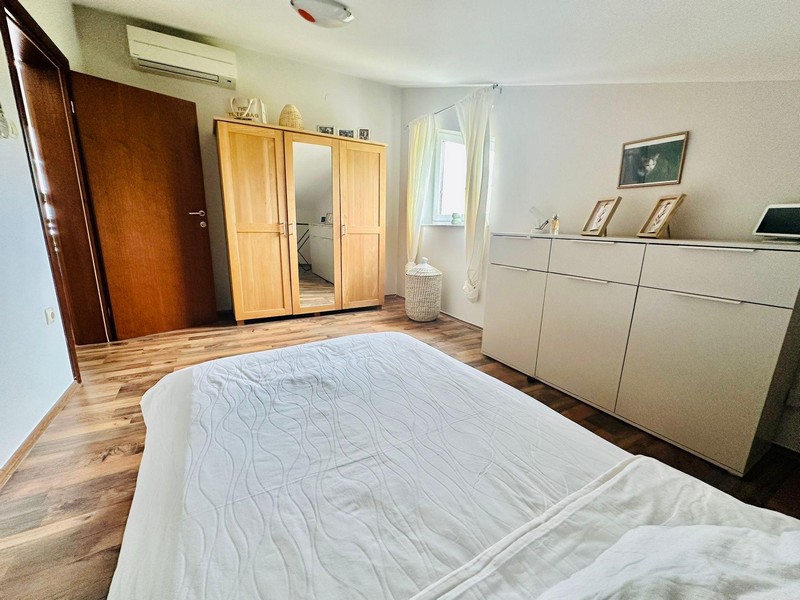 Druhá ložnice se skříní a komodou