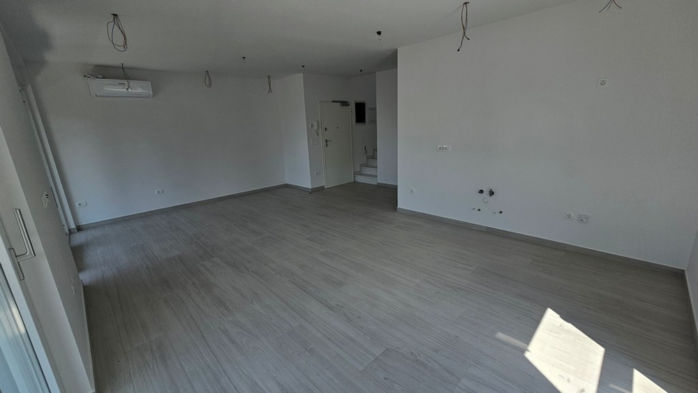 Interiér s klimatizací a dřevěnou podlahou