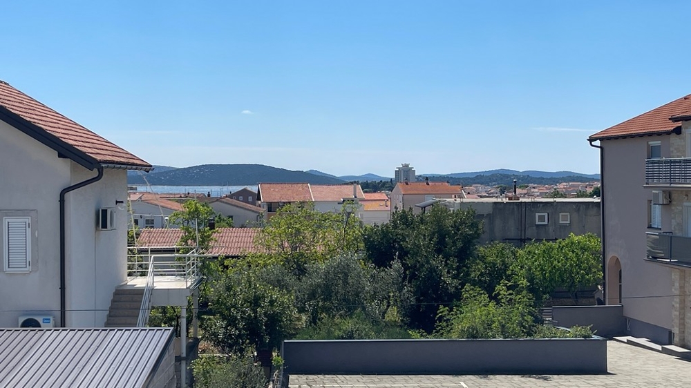 Výhled na moře přes střechy Vodice