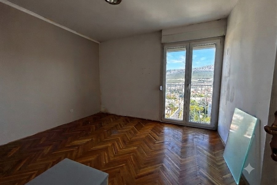 Ložnice s rybími parketami a výhledem