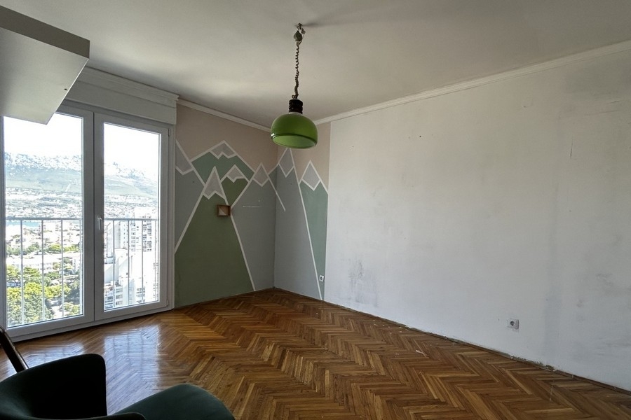 Pokoj s parketovou podlahou a balkonem ve Splitu