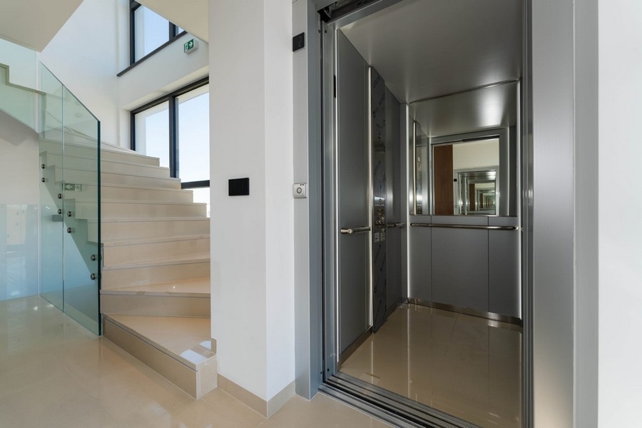 Výtah a schodiště v penthouse