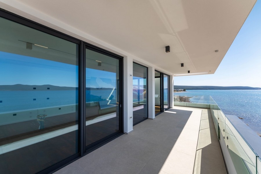 Krytá terasa penthouse s výhledem na moře